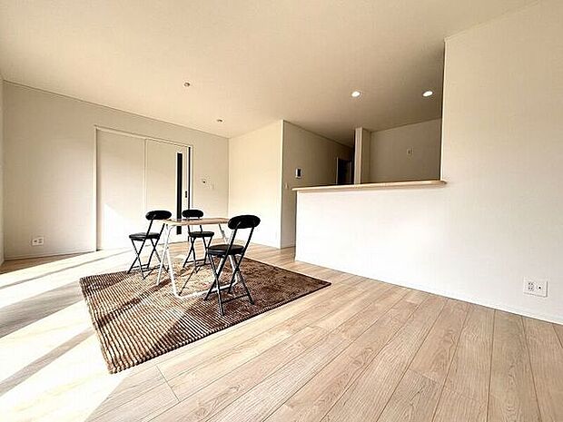 キッチンとリビングダイニングを隔てるものがなく開放感あふれる空間の中、ご家族とコミュニケーションを取りながら楽しくキッチンで家事をこなせます。