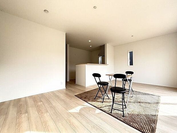 広々としたリビングはキッチンとリビングダイニングを隔てるものがなく、ご家族とのコミュニケーションもとりやすくなっています。