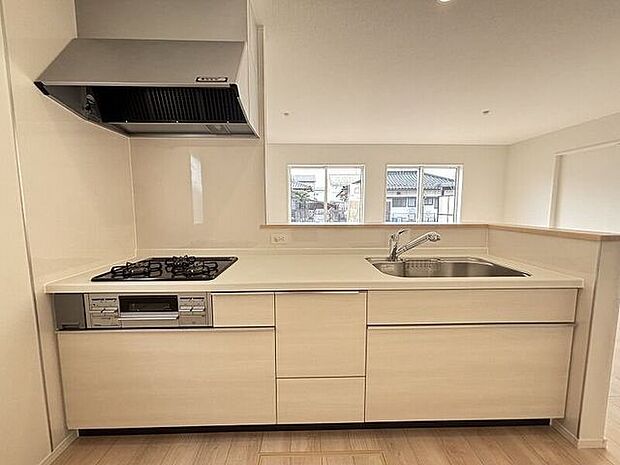 大きな鍋でも楽に洗える大きなシンク。大人数の食事の準備をしても余裕のある広いワークトップ。たっぷりの収納スペース。調理の負担を軽減するキッチン！