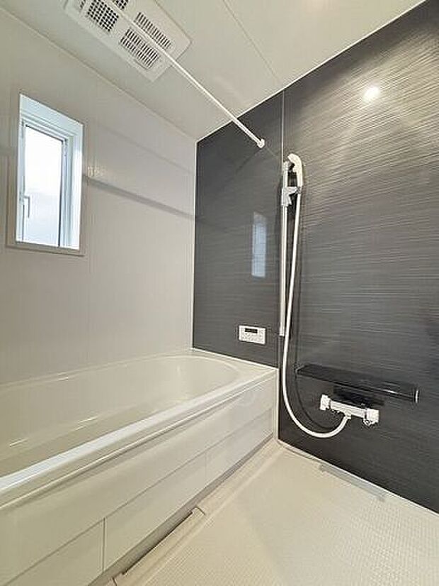 落ち着いた雰囲気の浴室では、ゆったりと1日の疲れを癒す事のできる大きなバスタブです。帰りが遅いご家族の方も気持ちよく入浴頂ける追炊き機能など設備も整っています。