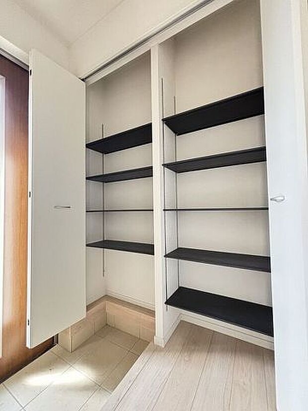 ご家族全員の履物を収納できる大容量のシューズボックス。来客時もスッキリとした玄関でお出迎え♪