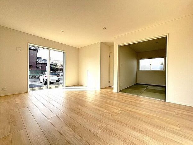 南側からたっぷりの陽が差し込む明るい空間は居心地が良く、ご家族が集まるくつろぎスペース♪