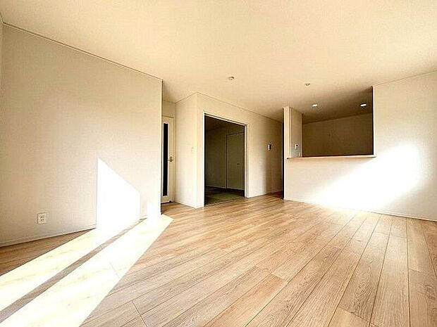 広々としたリビングはキッチンとリビングダイニングを隔てるものがなく、ご家族とのコミュニケーションもとりやすくなっています。