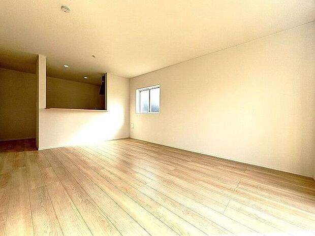 大きな窓が設けられ採光もしっかり取り入れられ、ご家族がゆっくりくつろぐ事ができる明るい温かみのあるリビングです。