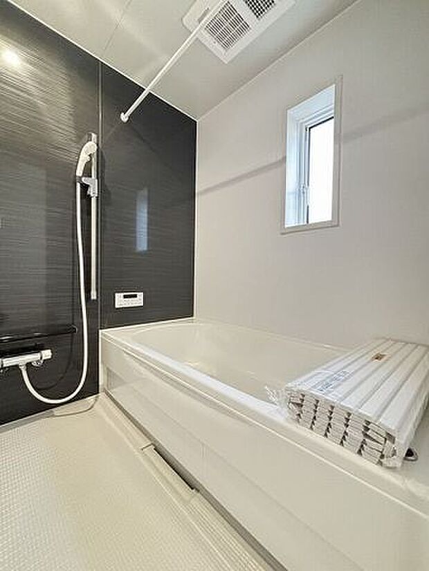 手足を伸ばしてゆったりと入ることのできる大きなバスタブ。肩までしっかりと浸かれば心身ともにリラックス♪