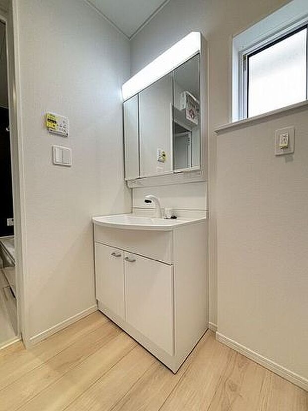 お掃除しやすく清潔感のある洗面台です。女性には嬉しい三面鏡が設置され、朝の忙しい身支度も快適にできますね。収納ケ所も多く、スッキリと使用できます。