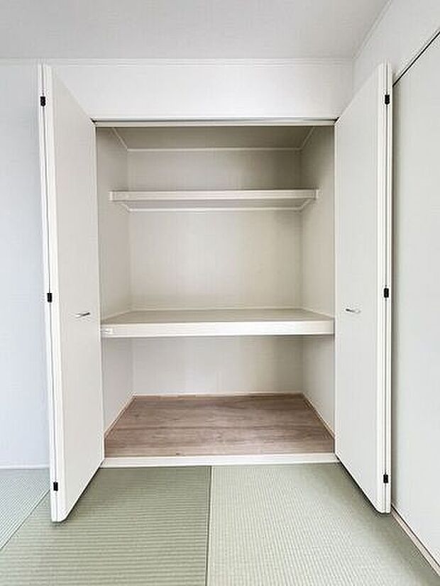 和室に設けられた収納スペースです。来客用の座布団やお昼寝用のお布団やリビングで使うものなど、何でもたくさんしまっておくことができ、あると大変重宝します。