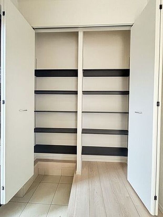 天井まであるシューズボックスは、ご家族全員分の履物を収納できるほどの大容量です。