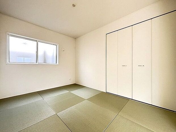 リビングの隣には洋風和室が設けられております。フラットな作りなのでお掃除もしやすく、お昼寝などに便利な落ち着く空間です。
