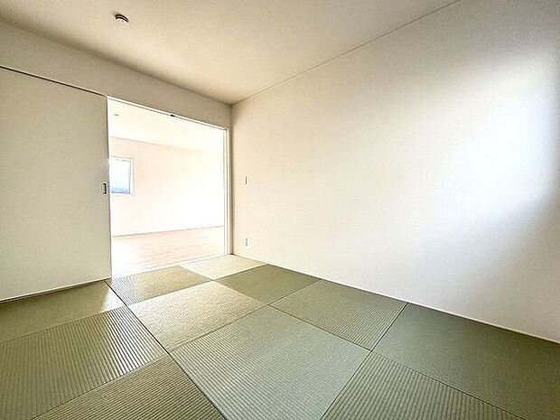 リビング横に設けられた和室は、客間やお子様のお昼寝にと大変便利です。