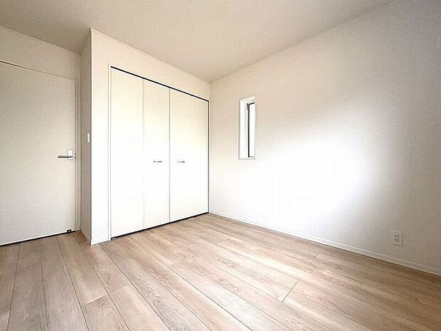 大容量収納も完備の洋室です。すっきり片付けられますね。