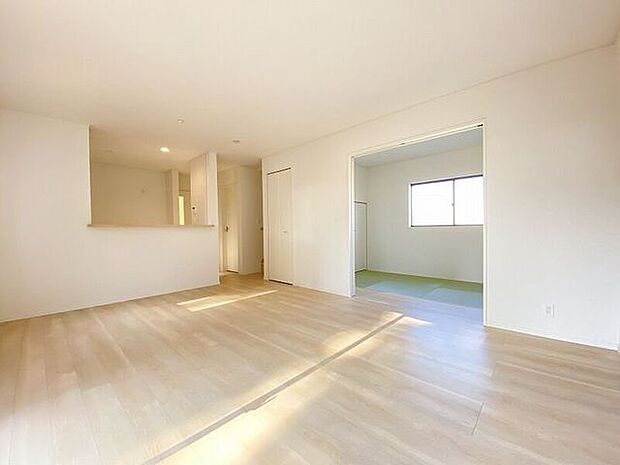 和室続きのリビングは広々としておりキッチンとリビングダイニングを隔てるものがなく開放感あふれる空間♪