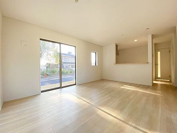 キッチンとリビングダイニングを隔てるものがなく広々としたリビング！ご家族とのコミュニケーションもとりやすくなっています。