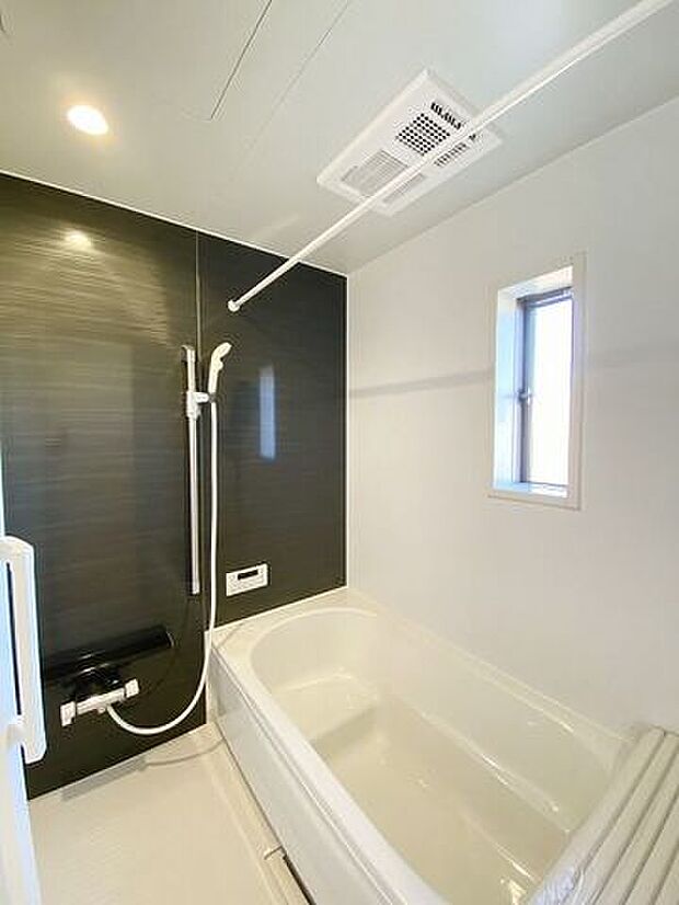 手足を伸ばしてゆったりと入ることのできる大きなバスタブ♪肩までしっかりと浸かれば心身ともにリラックス♪