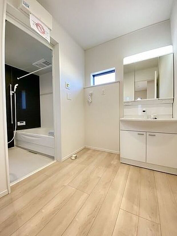 使いやすくお掃除もしやすい大きな洗面ボウル！三面鏡の裏側にある収納スペースは化粧品や洗面小物などを収納できすっきり♪