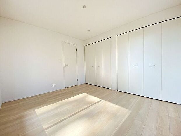 大容量収納も完備の洋室です！すっきり片付けられますね♪
