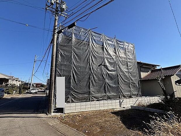 大きな鍋でも楽に洗える大きなシンク。大人数の食事の準備をしても余裕のある広いワークトップ。たっぷりの収納スペース。調理の負担を軽減するキッチン！