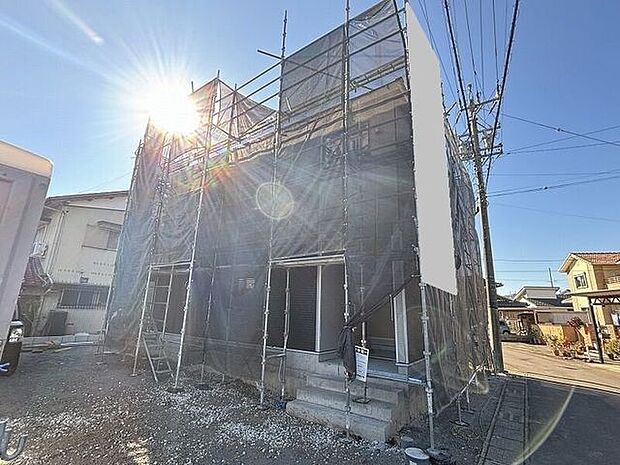 洗面ボウルが大きく作られており、使いやすさもお掃除のしやすさも◎。三面鏡の裏側に収納スペースを設置し化粧品や洗面小物などをすっきりと収納できます♪