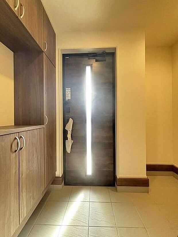 収納力に優れたシューズボックスには、季節のお花や思い出の写真を飾ることができるスペース付き♪