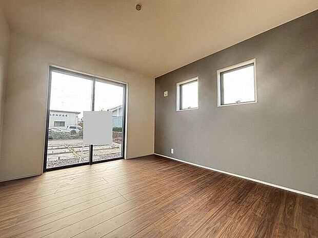 南側に設けられた大きな窓により、お部屋をさらに広く・明るく・開放的に感じられます。