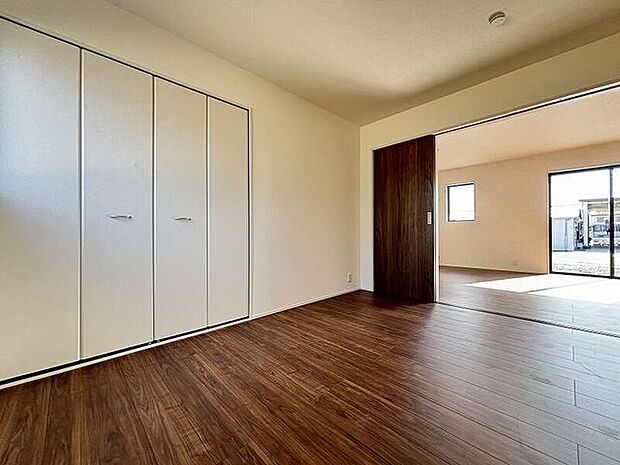 リビングから目が届く洋室は、お子様の遊び部屋・お昼寝スペースとして使うのもオススメです♪