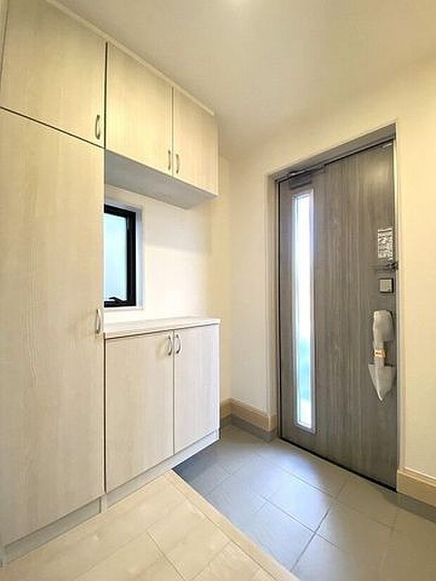 収納力に優れたシューズボックスには、季節のお花や思い出の写真を飾ることができるスペース付き♪