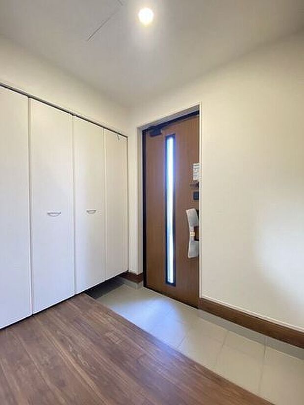 窓から光の入る明るい玄関で、家族やお客様をお迎えできます。