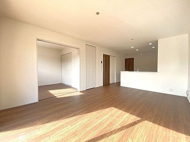 キッチンとリビングダイニングを隔てるものがなく開放感あふれる空間の中、ご家族とコミュニケーションを取りながら楽しくキッチンで家事をこなせます。