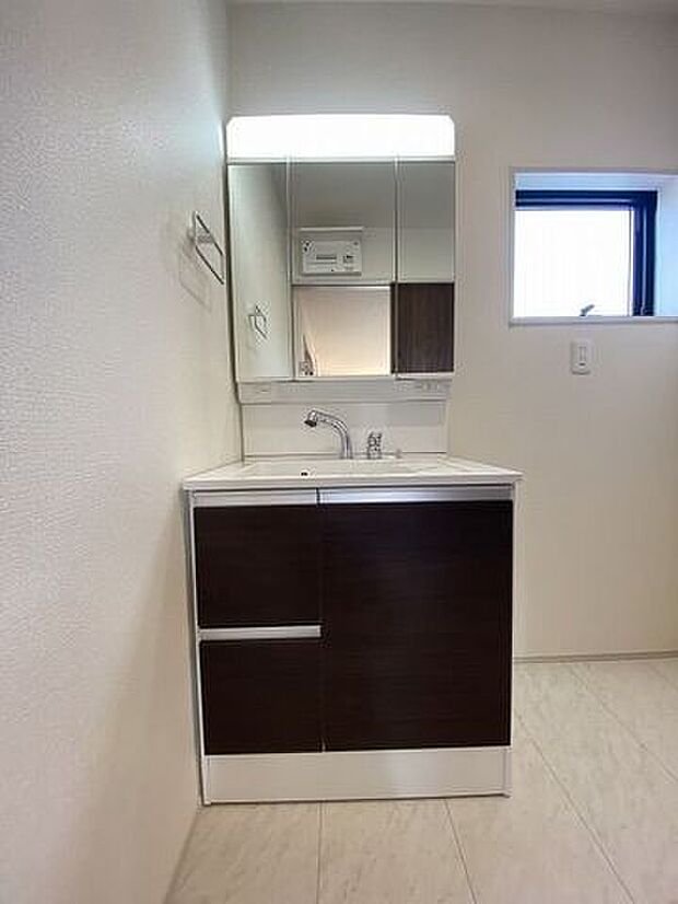 洗面ボウルが大きく作られており、使いやすさもお掃除のしやすさも◎。三面鏡の裏側に収納スペースを設置し化粧品や洗面小物などをすっきりと収納できます♪