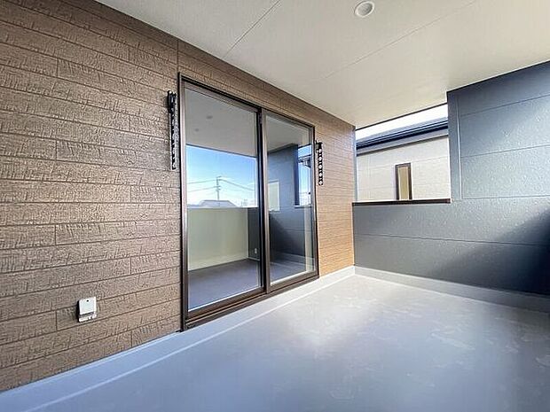 南向きのバルコニー♪太陽の光いっぱい浴びた洗濯物が気持ちがいいですね。