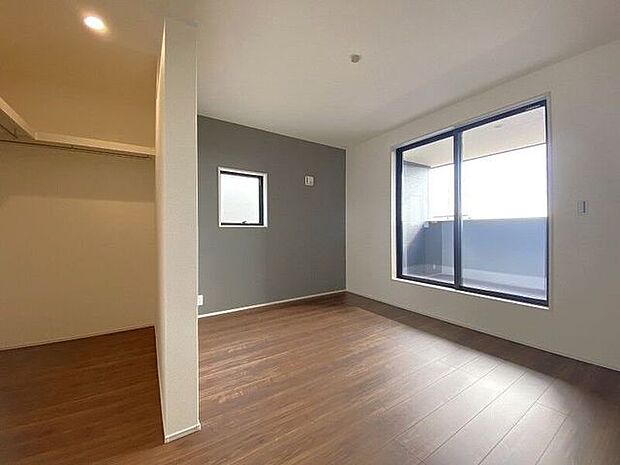 バルコニーに出られる大きな窓がある明るいお部屋です。