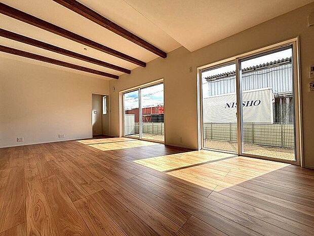 大きな窓から採光もしっかり取り入れられ、ご家族がゆっくりくつろぐ事ができる明るい温かみのあるリビング♪