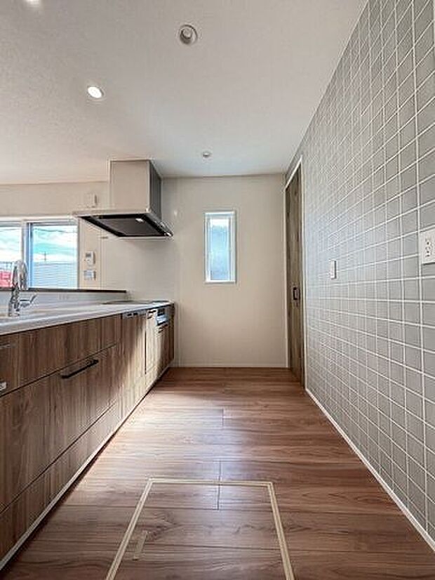 ゆとりのサイズを確保し、ひとりだけでなくお子様や旦那様と一緒にキッチンに立つのに快適なスペース♪