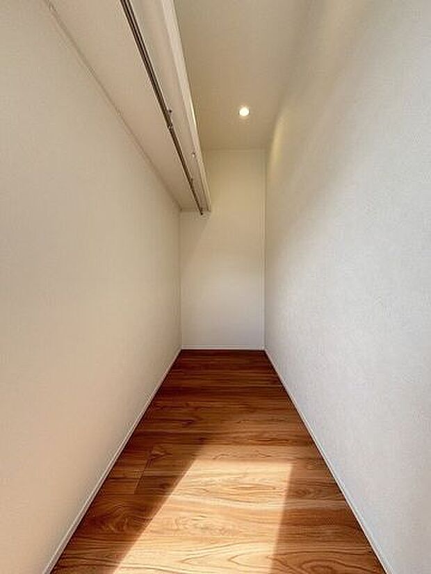 ウォークinクローゼットです♪棚とハンガーパイプが設置され収納しやすく、大きな荷物も収納できます!