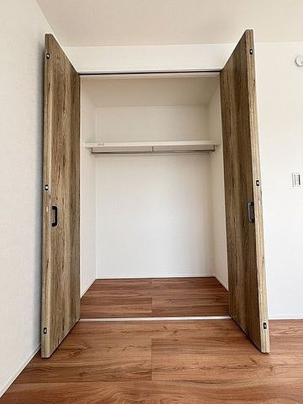 季節物の衣類や布団の収納に欠かせないクローゼット♪