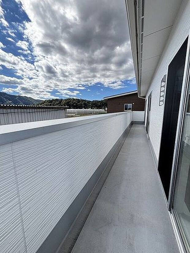 南向きのバルコニー♪太陽の光いっぱい浴びた洗濯物が気持ちがいいですね。