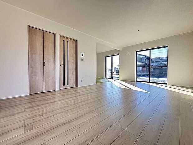 大きな窓から採光もしっかり取り入れられ、ご家族がゆっくりくつろぐ事ができる明るい温かみのあるリビング♪