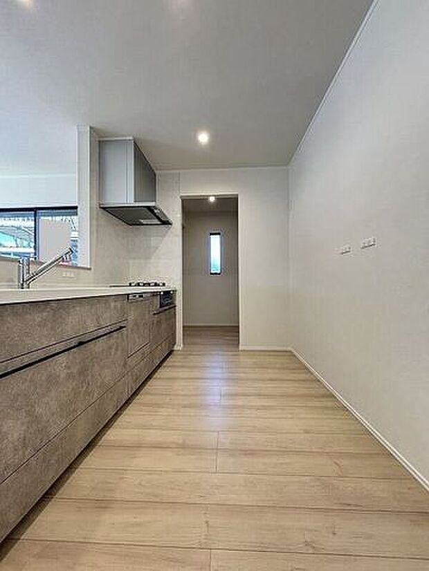 ゆとりのサイズを確保し、ひとりだけでなくお子様や旦那様と一緒にキッチンに立つのに快適なスペース♪