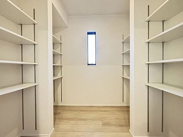 パントリーがあることで、たくさんの食材や飲み物をストックすることも可能！