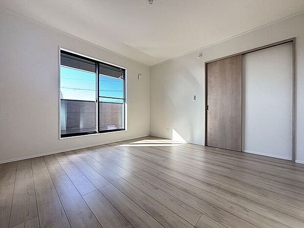 大きな窓によりお部屋をさらに広く・明るく・開放的に感じられます！