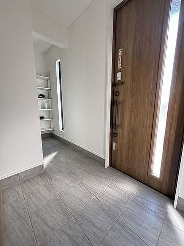 シューズinクローゼットには、靴の他にも外出時に必要な物が収納できて便利です♪