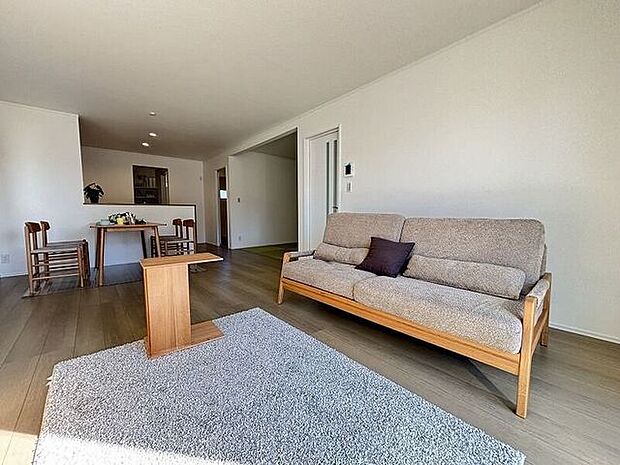 キッチンとリビングダイニングを隔てるものがなく広々としたリビング！ご家族とのコミュニケーションもとりやすくなっています。