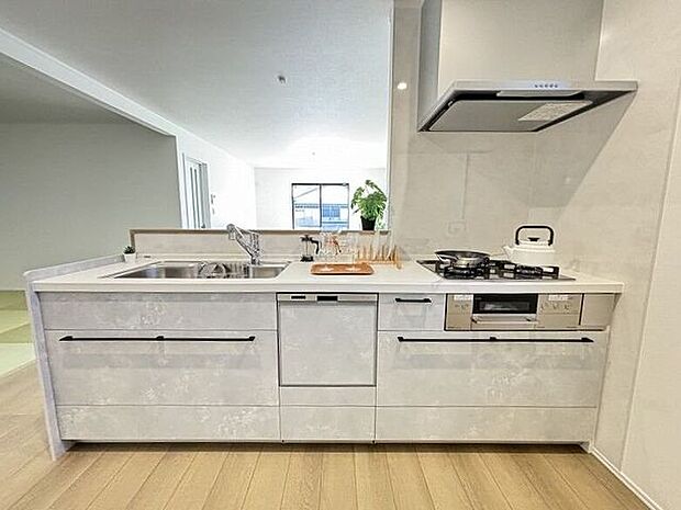 清潔感があり収納力たっぷりのシステムキッチン！使い勝手がよくお料理時間を短縮できて楽ちん♪