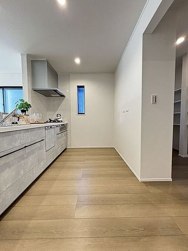 ゆとりのサイズを確保し、ひとりだけでなくお子様や旦那様と一緒にキッチンに立つのに快適なスペース♪