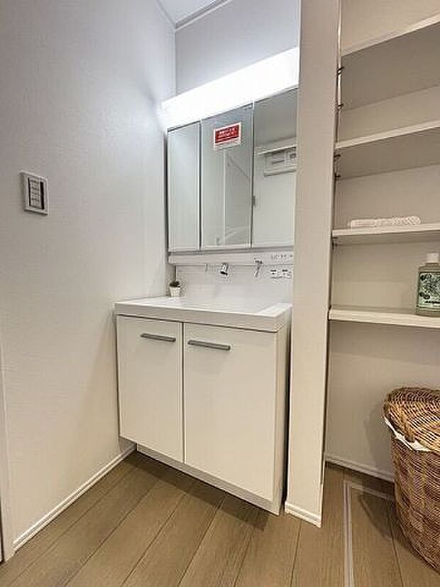 シャワー付水栓の洗面台はシャンプーや毎日の掃除に便利！ゆとりの洗面スペースで朝の身支度も快適スムーズ♪