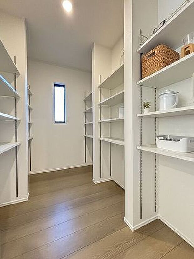 パントリーがあることで、たくさんの食材や飲み物をストックすることも可能！