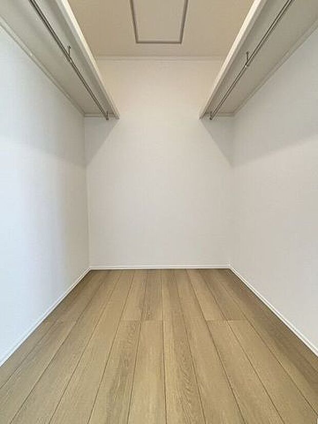 うれしいウォークinクローゼット！ハンガーパイプも付いているので大切な衣料をすっきり片付けられますね♪