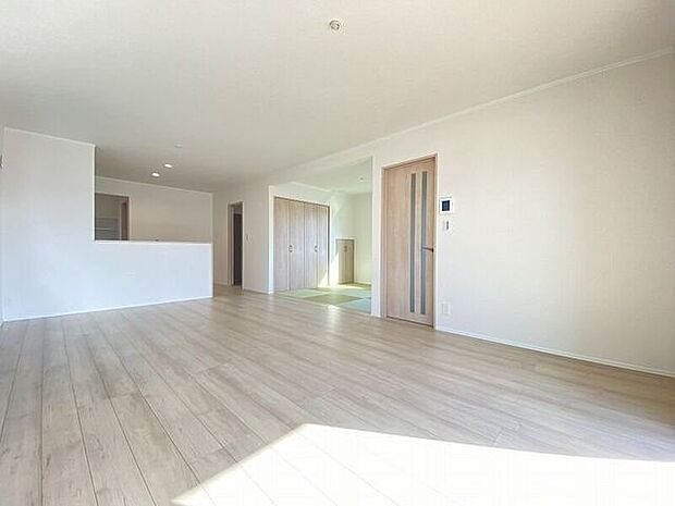 南側からたっぷりの陽が差し込む明るい空間は居心地が良く、ご家族が集まるくつろぎスペース♪