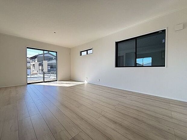 大きな窓から採光もしっかり取り入れられ、ご家族がゆっくりくつろぐ事ができる明るい温かみのあるリビング♪