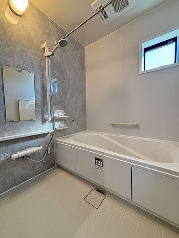 手足を伸ばしてゆったりと入ることのできる大きなバスタブ♪肩までしっかりと浸かれば心身ともにリラックス♪